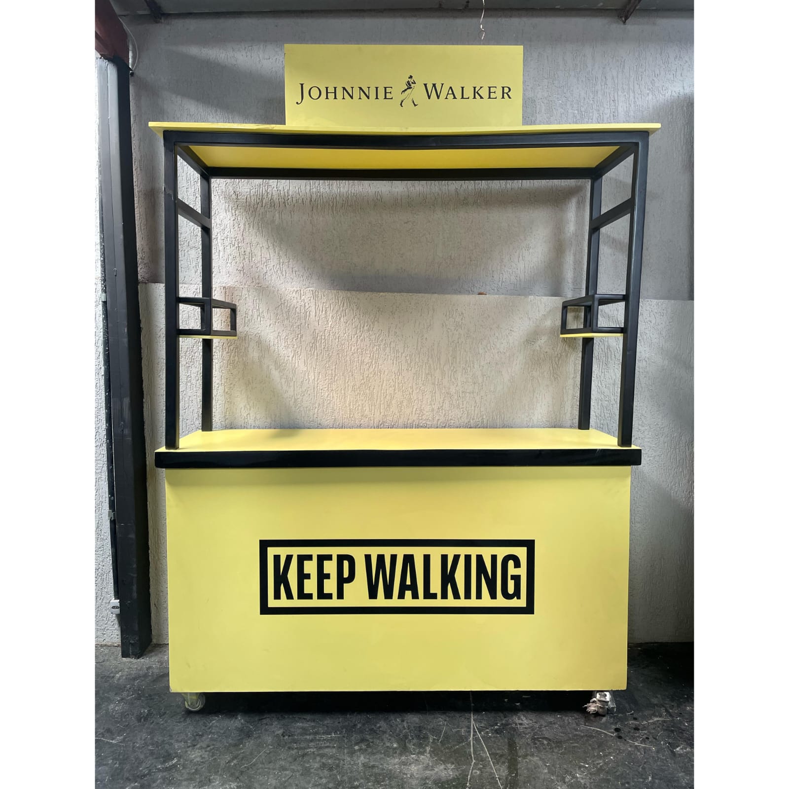 CARRINHO JOHNNIE WALKER KEEP WALKING PRETO E AMARELO