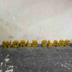 LETRAS DECORATIVAS FORMANDO "WORLD CLASS"