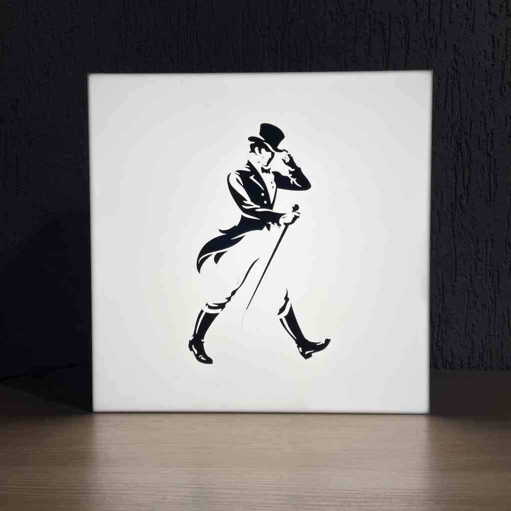 LUMINOSO JOHNNIE WALKER COM FONTE - MEDIDA: ALT: 39CM, LARG: 39CM E PROF: 13CM