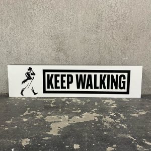 PAINEL COM LOGO JOHNNIE WALKER KEEP WALKING - MEDIDA: ALT: 40CM X LARG: 1,60M X P: 13CM