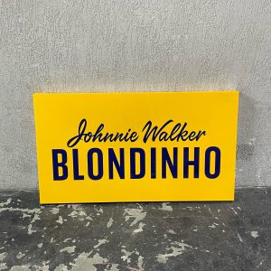 PAINEL JOHNNIE WALKER BLONDINHO - MEDIDA: ALT: 73CM X LARG: 1,30M X P: 7CM