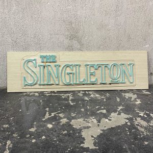 PAINEL THE SINGLETON COM BASE - MEDIDA: ALT: 45CM X LARG: 1,60M