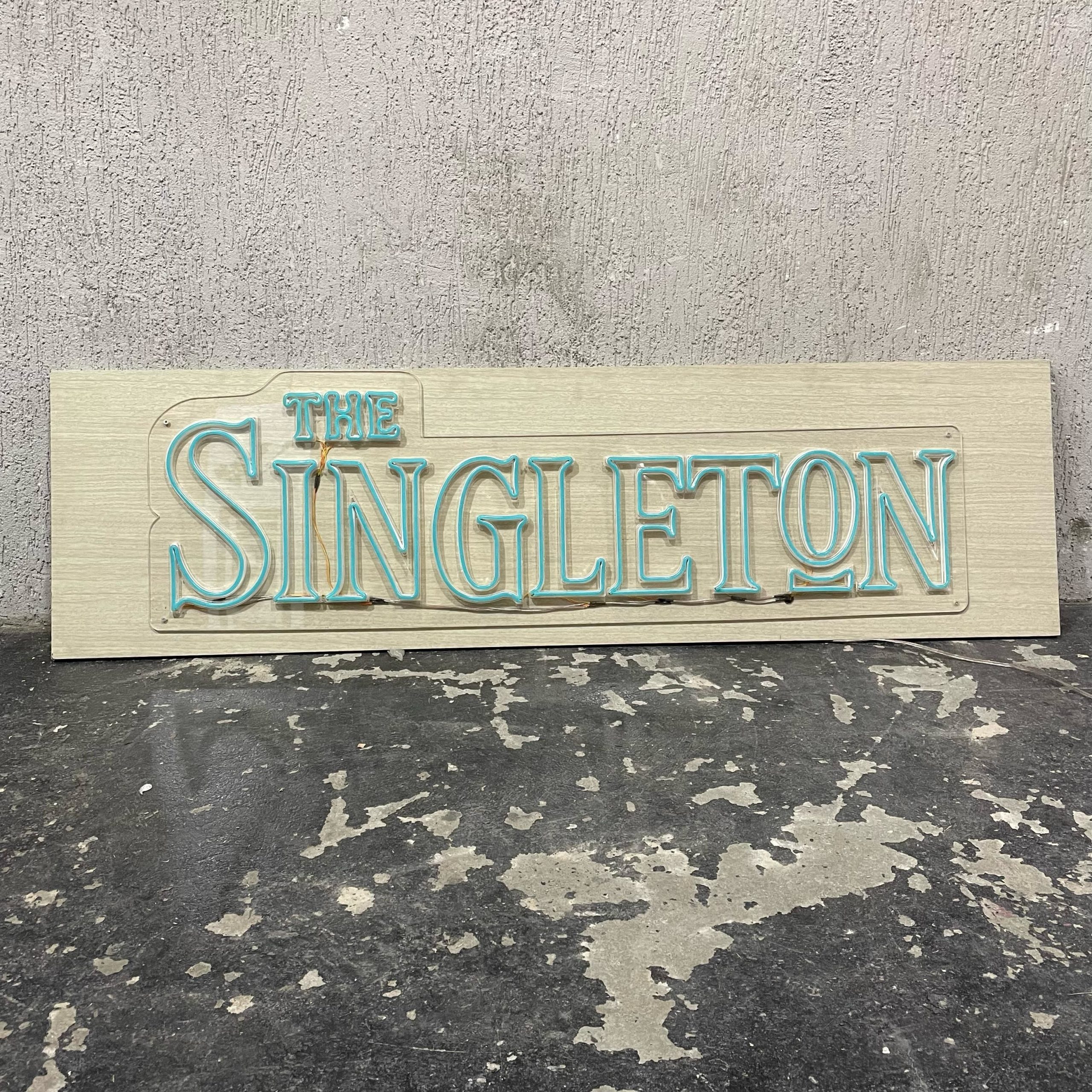 PAINEL THE SINGLETON COM BASE - MEDIDA: ALT: 45CM X LARG: 1,60M